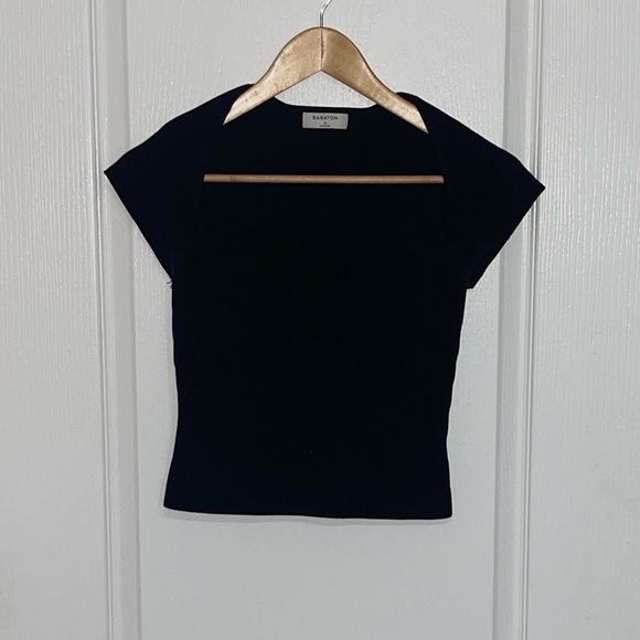 BABATON Aritzia Sculpt Knit Prado Top Cropped Knit Shortsleeve Sweetheart Top M - Picture 5 of 11